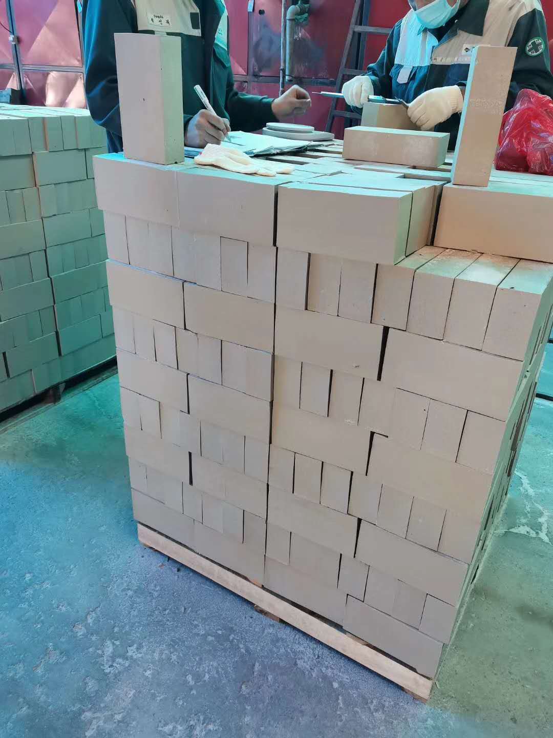 65厚耐酸磚今年處于一直是缺貨狀態(tài)，而且價格高，那么為什么會出現(xiàn)這種情況
